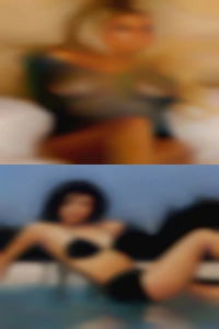 Naked woman women showing there pussy plays piano!